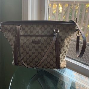 A beautiful Gucci canvas bag